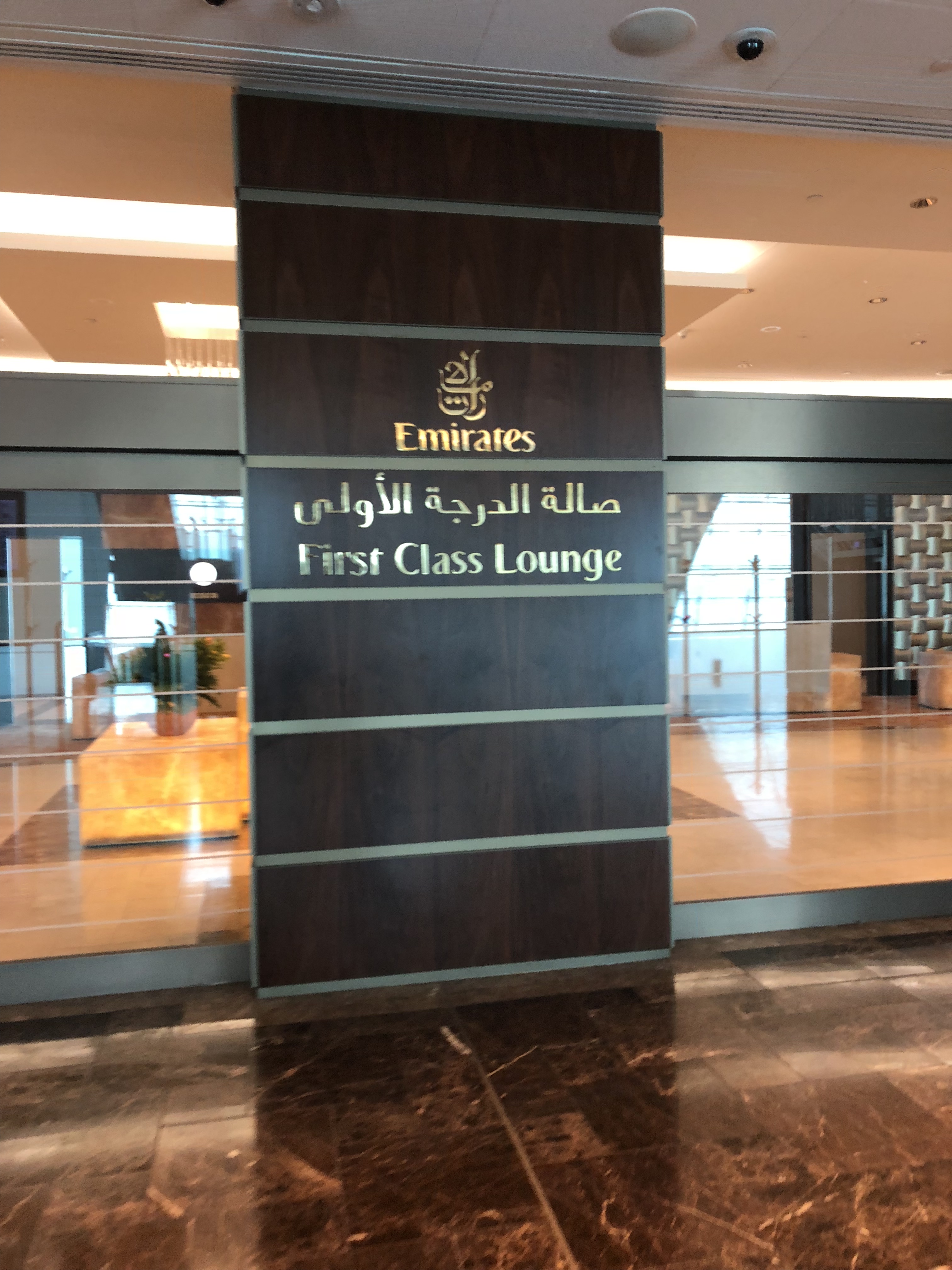 エミレーツ ファーストクラス ブランケット 世界最大のA380が関空に